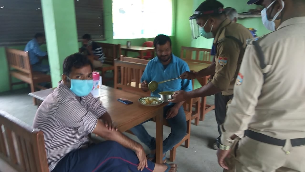 राहगीरों की प्लेटों में खाना परोसती उत्तराखंड पुलिस