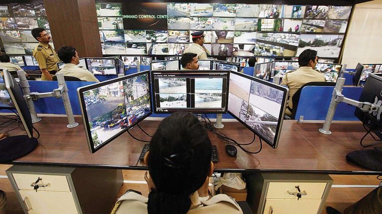 694872-mumbai-police-control-room-01