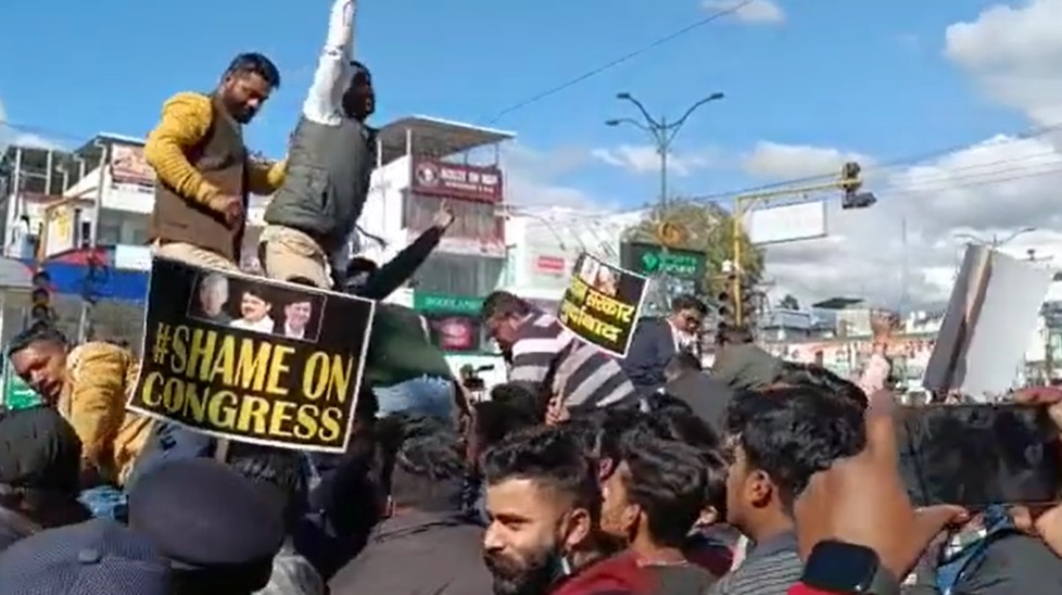 देहरादून में पीएम मोदी सुरक्षा चूक को लेकर युवा मोर्चे का उग्र प्रदर्शन