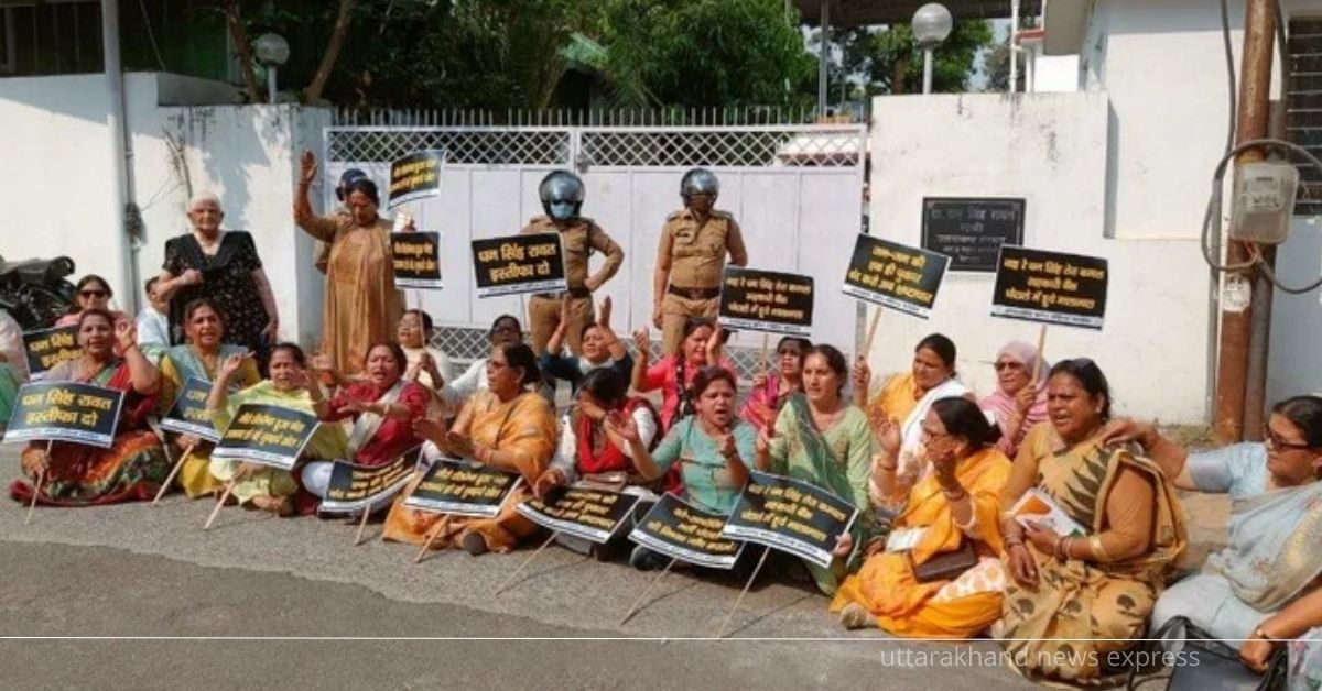 सहकारिता बैंक भर्ती घोटाले में कांग्रेस महिला कार्यकर्ताओ का फूटा गुस्सा, किया विरोध प्रदर्शन