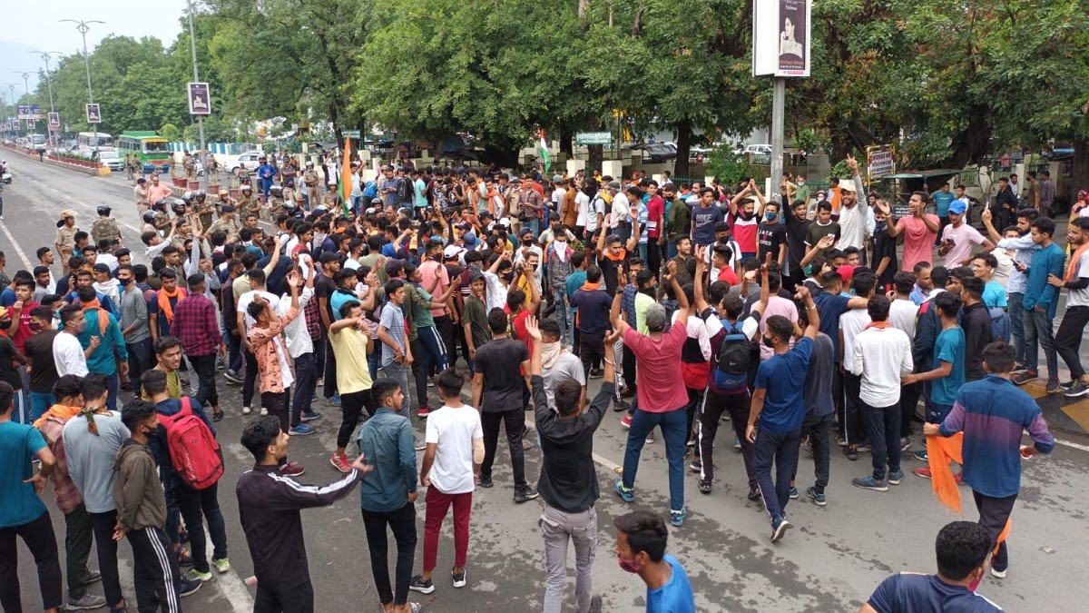 Uttarakhand: हल्द्वानी में अग्नीपथ स्कीम को लेकर बवाल, प्रदर्शनकारियों ने लगाया जाम, पुलिस ने लिया हिरासत में