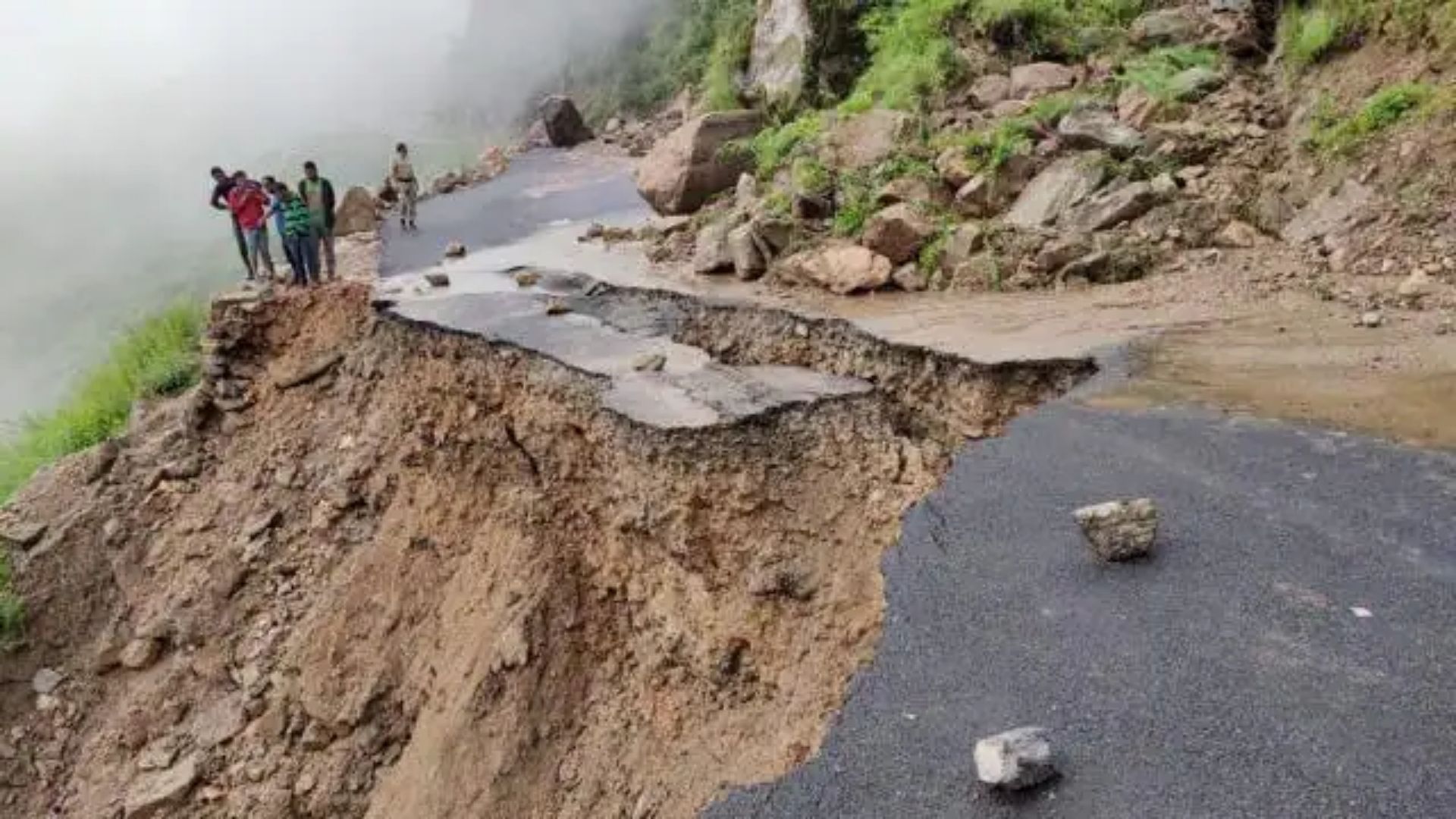 Uttarakhand: पहाड़ो पर यात्रा हुई मुश्किल, बोल्डर गिरने से 26 घायल- अब तक 07 यात्रियाें की गई जान