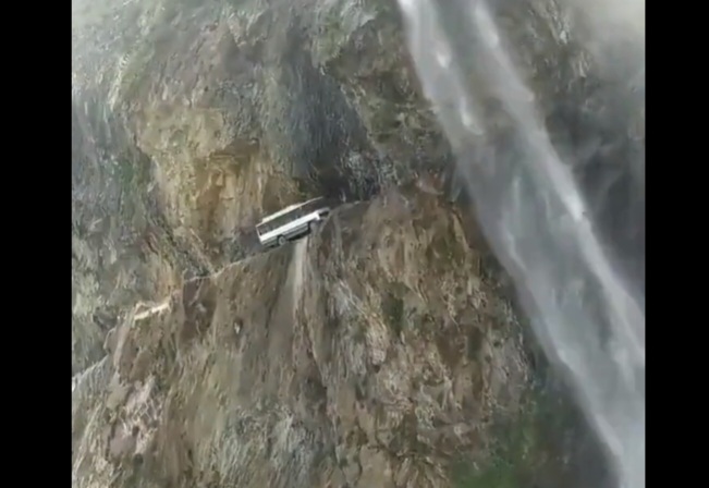 देखें वीडियो: पहाड़ पर चलने वाले इस बस के वीडियो देख कर रोंगटे खड़े हो जाएंगे