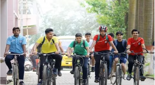 देश के सबसे शिक्षित राज्य में चपरासी की नौकरी के लिए कतार में लगे इंजीनियर, दे रहे साइकिल चलाने का टेस्ट